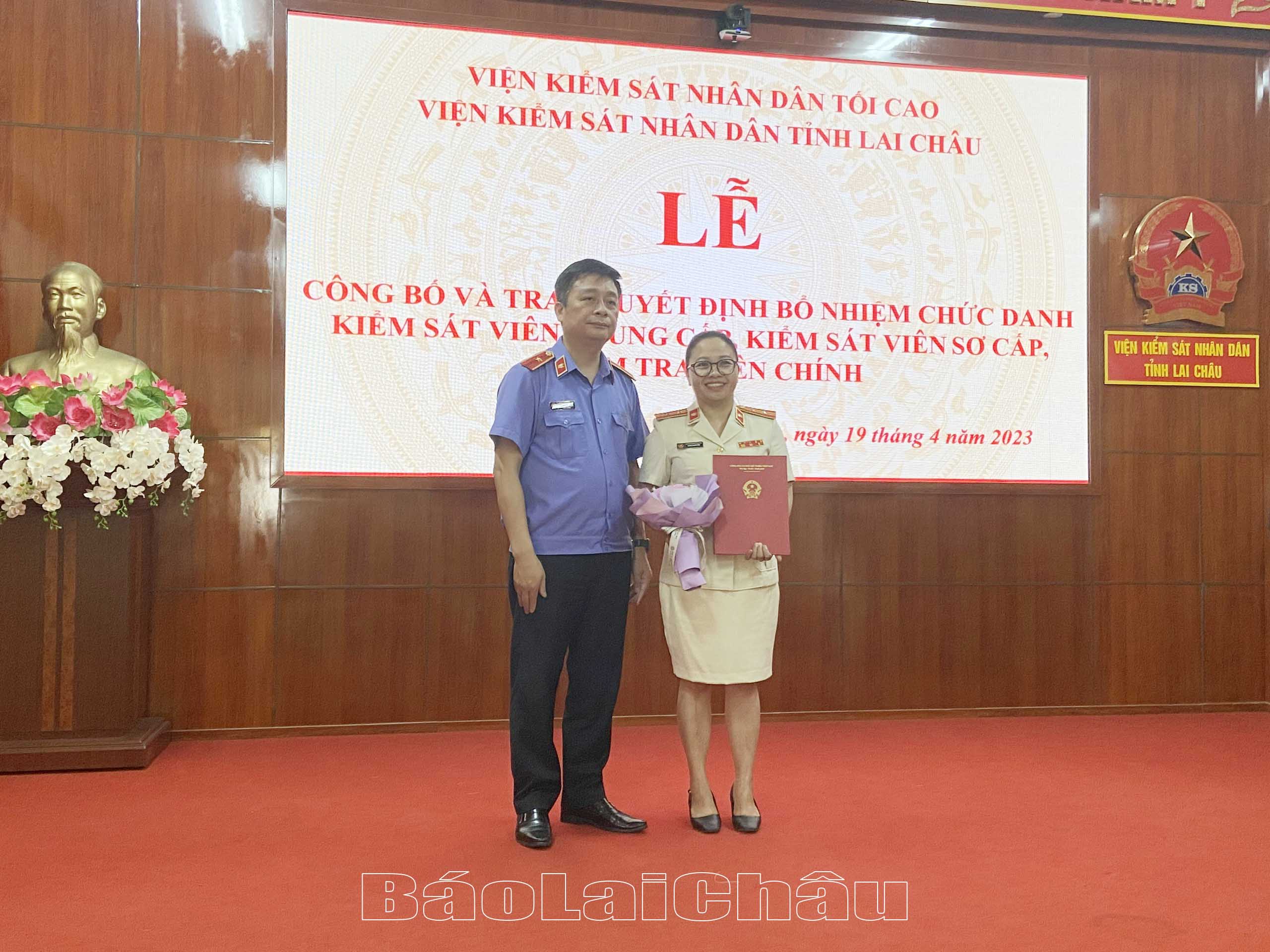 … trao quyết định bổ nhiệm chức danh kiểm tra viên chính cho bà Sùng Thị Duyên. 